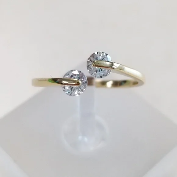 Delicate 18k Ring - Picture 1 of 8